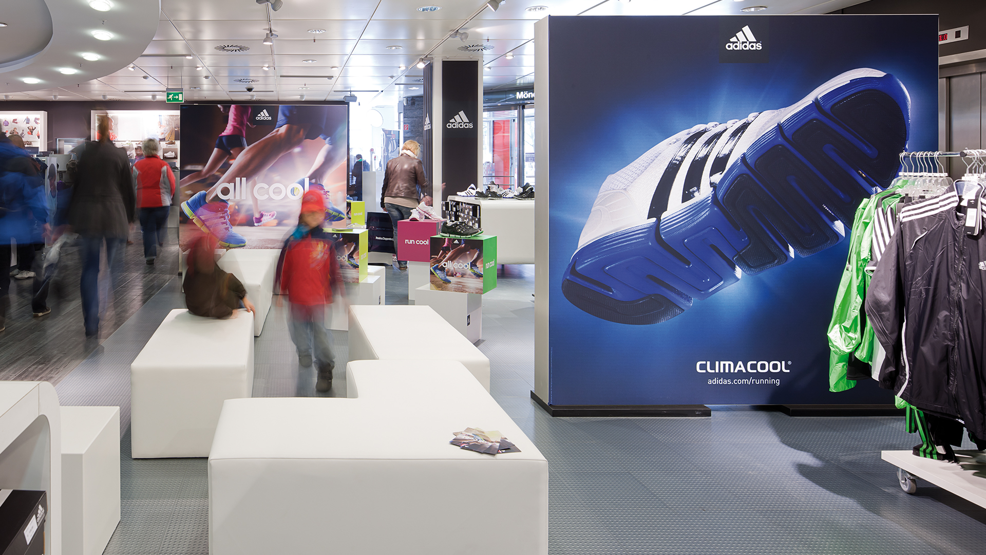 Fortführung der räumlichen Markenkommunikation der Brand-Initiative „adidas is all in“ am Point of Sale (POS) in Deutschland, Österreich und der Schweiz 2010