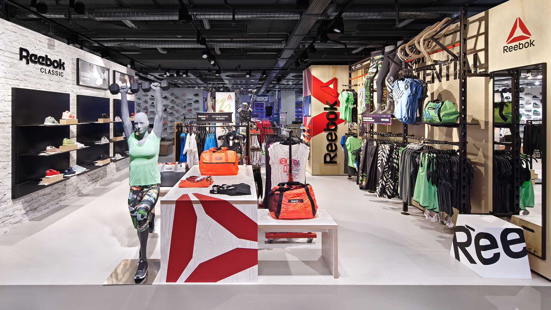 Dart stages the Reebok shop concept for the roll-out of the Reebok Shop-in-Shops 2016 in DACH