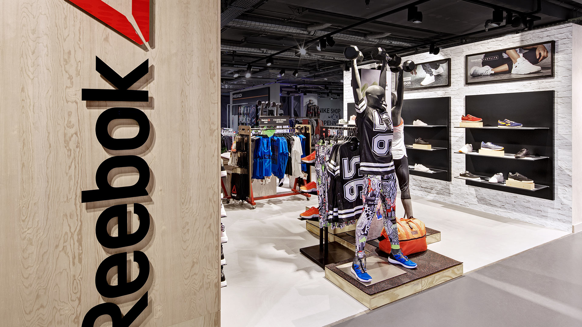 Dart stages the Reebok shop concept for the roll-out of the Reebok Shop-in-Shops 2016 in DACH