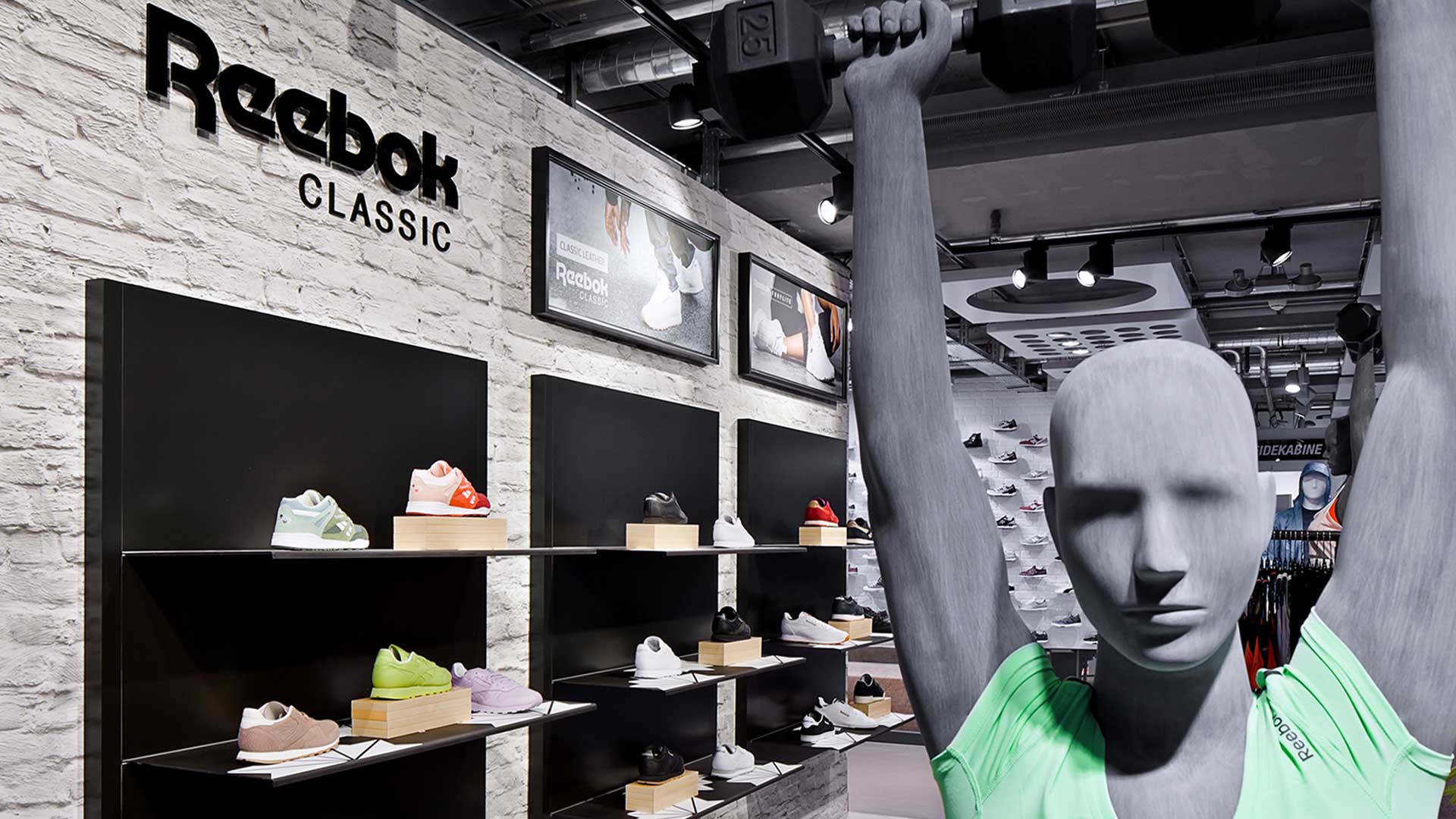 Dart stages the Reebok shop concept for the roll-out of the Reebok Shop-in-Shops 2016 in DACH