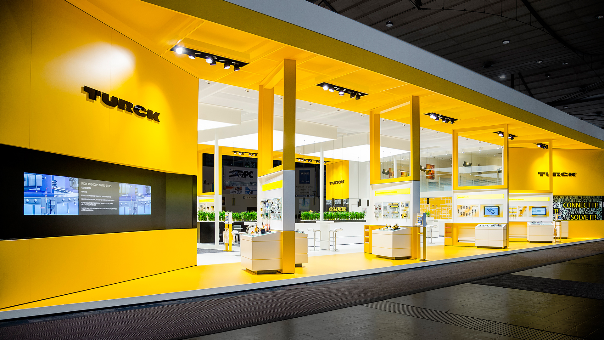 Dart iszeniert den Messestand von Turck auf der HMI 2014